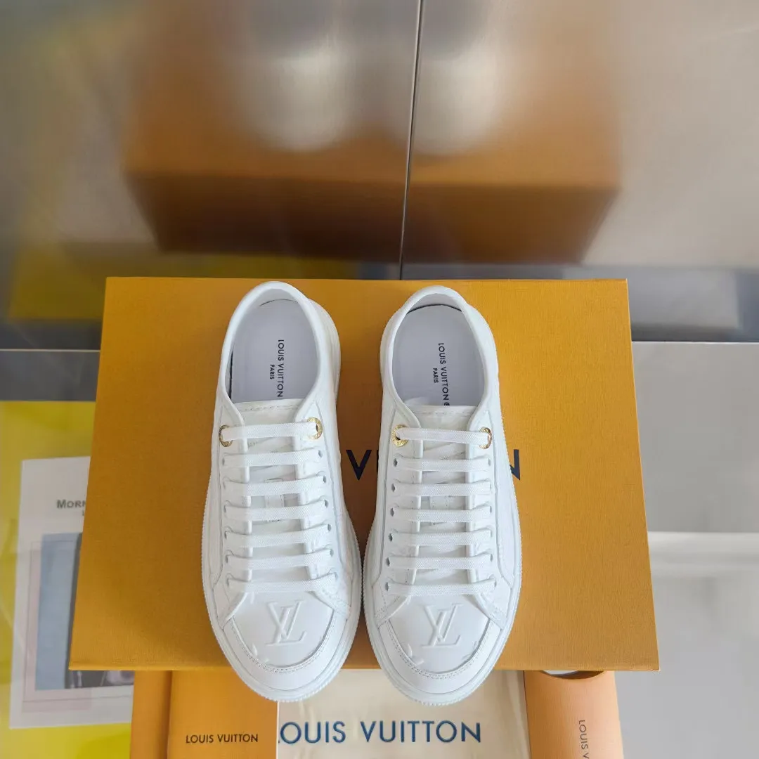 👟👟Ex-factory price 420👟👟 LV Louis Vuitton L Home Donkey Brand’s latest Lagoon series Thick-soled denim denim Embossed Presbyopia Thick-soled Casual sneakers Skateboard shoes Original purchase and development Production This Lagoon sneaker is made of Monogram denim, injecting a retro flavor into the classic design. The Louis Vuitton logo pops out from the leather trim, and the inscribed eyelets, trim and laces highlight the exquisite details. The rubber outsole embellished with Monogram flowers completes the whole. Exquisitely packaged at the delivery counter🛍📦 ▪️ Fabric: Original imported custom first-layer cowhide ▪️ Lining: Original imported cowhide lining ▪️ Sole: Original open-molded non-slip TPU material ▪️ Bottom thickness: 2.5CM ▪️ Size: Women's size 35-40 (41, 42 can be customized)